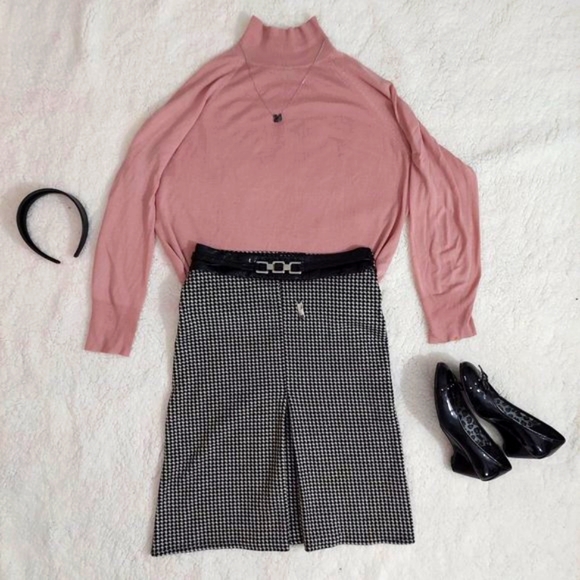 Black and white houndstooth Winter skirt with faux leather belt. - Picture 1 of 6
